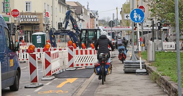 Der Pfeil verweist Radler auf den Gehweg, das Schild sagt „nur Fußgänger“. Wer blickt da noch durch? Der Pfeil verweist Radler auf den Gehweg, das Schild sagt „nur Fußgänger“. Wer blickt da noch durch?