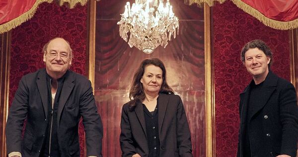 Ortstermin im Schlosstheater: Festspielintendant Lucas Reuter (rechts) spricht mit Regisseurin Eva Buchmann und Dirigent Jan Wil Ortstermin im Schlosstheater: Festspielintendant Lucas Reuter (rechts) spricht mit Regisseurin Eva Buchmann und Dirigent Jan Willem de Vriend über die Produktion.