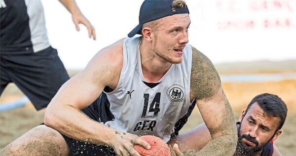 Sonst eher im Sand erfolgreich: SG-Co-Trainer Hendrik Prahst. Foto: Jure Erzen/kolektiff Sonst eher im Sand erfolgreich: SG-Co-Trainer Hendrik Prahst.