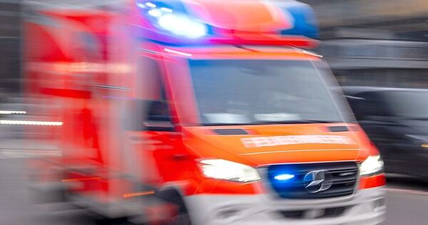 Rettungsfahrzeug im Einsatz. Rettungsfahrzeug im Einsatz.