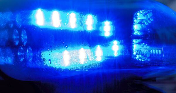 Zeugen sollen sich bei der Polizei melden. Zeugen sollen sich bei der Polizei melden.