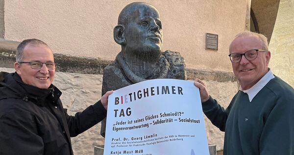 Pfarrer Bernhard Ritter (li.) und Thomas Reusch-Frey mit dem Veranstaltungsplakat vor der Stadtkirche. Pfarrer Bernhard Ritter (li.) und Thomas Reusch-Frey mit dem Veranstaltungsplakat vor der Stadtkirche.