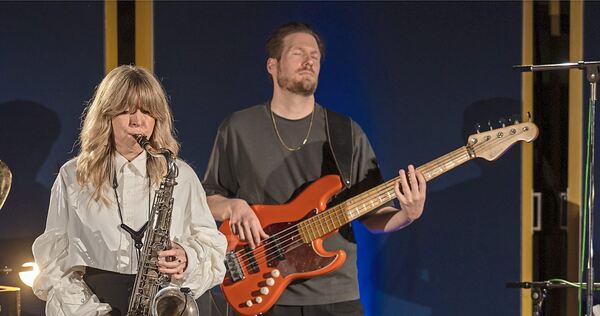 Stilmix aus Jazz, Soul und Pop: Stephanie Lottermoser am Tenorsaxofon beim Studio-Konzert in den Bauer Studios. Stilmix aus Jazz, Soul und Pop: Stephanie Lottermoser am Tenorsaxofon beim Studio-Konzert in den Bauer Studios.