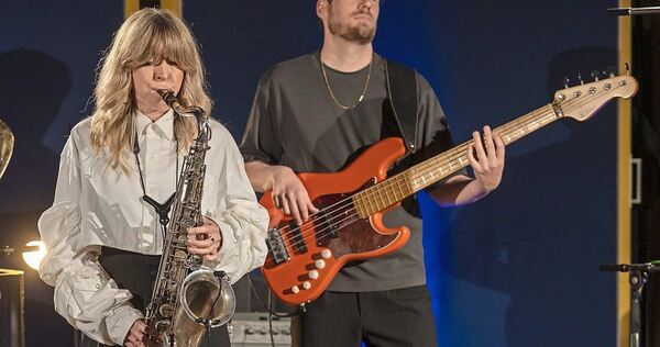 Stilmix aus Jazz, Soul und Pop: Stephanie Lottermoser am Tenorsaxofon beim Studio-Konzert in den Bauer Studios. Stilmix aus Jazz, Soul und Pop: Stephanie Lottermoser am Tenorsaxofon beim Studio-Konzert in den Bauer Studios.