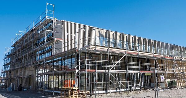 Noch in den Osterferien stand das Gerüst am Neubau der Mehrzweckhalle. Im September soll die Inbetriebnahme sein. Noch in den Osterferien stand das Gerüst am Neubau der Mehrzweckhalle. Im September soll die Inbetriebnahme sein.