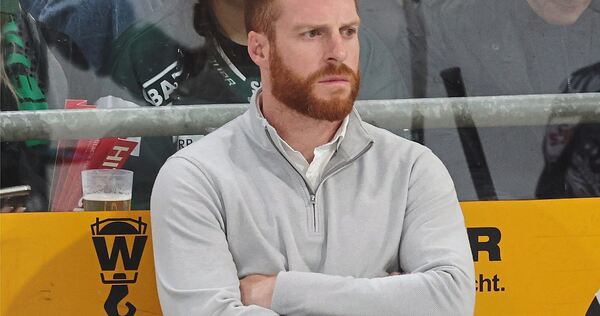 Ungewohnte Rolle als Co-Trainer: Tyler McNeely assistierte Boris Blank an der Bande. Foto: Baumann Ungewohnte Rolle als Co-Trainer: Tyler McNeely assistierte Boris Blank an der Bande.