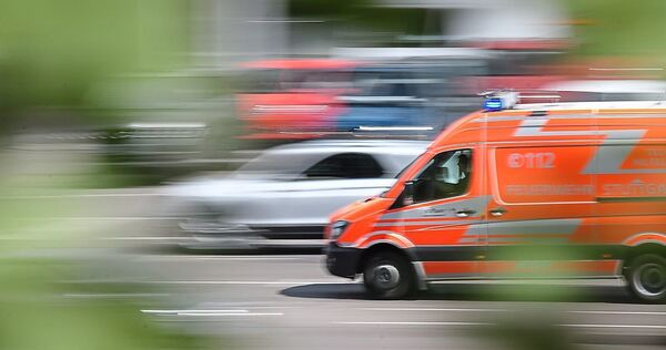 Mit einem Rettungswagen ist ein Mercedes zusammengestoßen. Mit einem Rettungswagen ist ein Mercedes zusammengestoßen.