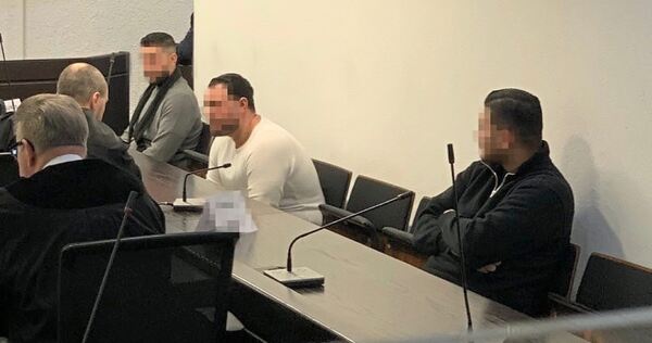 Lebenslänglich und 13 Jahre für die beiden Hauptangeklagten G. und I. (v.l.): Die Brüder haben jetzt Revision eingelegt, Cousin Lebenslänglich und 13 Jahre für die beiden Hauptangeklagten G. und I. (v.l.): Die Brüder haben jetzt Revision eingelegt, Cousin K. (rechts) mit seiner Bewährungsstrafe nicht.