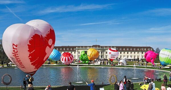 Viele bunte Modellballons im Blühenden Barock. Viele bunte Modellballons im Blühenden Barock.