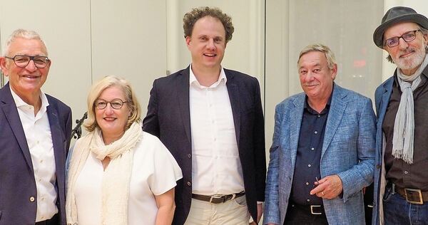 Ein Foto aus besseren Tagen: Im September 2023 feierte die Stadt mit OB Matthias Knecht (Mitte) die Übernahme des Naturvision Fi Ein Foto aus besseren Tagen: Im September 2023 feierte die Stadt mit OB Matthias Knecht (Mitte) die Übernahme des Naturvision Filmfestivals in einer gGmbH und die Einsetzung von Beatrix Wesle als Geschäftsführerin. Mit dabei: der Gründer und langjähr