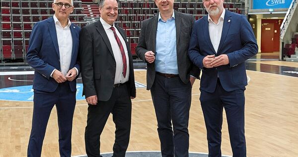 Stehen hinter dem Ideenwettbewerb ArenaLAB (von links): Sven Hantel, Impact-Manager der MHP-Riesen, SWLB-Chef Christian Schneide Stehen hinter dem Ideenwettbewerb ArenaLAB (von links): Sven Hantel, Impact-Manager der MHP-Riesen, SWLB-Chef Christian Schneider, Oberbürgermeister Matthias Knecht und Markus Buchmann, 2. Vorsitzender der MHP Riesen.