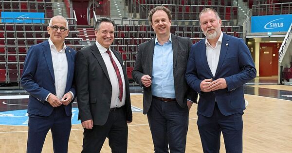 Stehen hinter dem Ideenwettbewerb ArenaLAB (von links): Sven Hantel, Impact-Manager der MHP-Riesen, SWLB-Chef Christian Schneide Stehen hinter dem Ideenwettbewerb ArenaLAB (von links): Sven Hantel, Impact-Manager der MHP-Riesen, SWLB-Chef Christian Schneider, Oberbürgermeister Matthias Knecht und Markus Buchmann, 2. Vorsitzender der MHP Riesen.