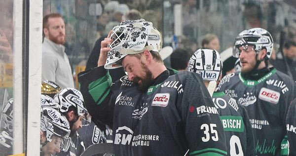 Abschied mit Wehmut: Steelers-Goalie Olafr Schmidt (links). Foto: Baumann Abschied mit Wehmut: Steelers-Goalie Olafr Schmidt (links).