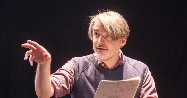 Verschmitzter Wortakrobat: Saša Stanišić im Stuttgarter Literaturhaus. Verschmitzter Wortakrobat: Saša Stanišić im Stuttgarter Literaturhaus.