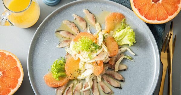 Hering kann auch Carpaccio. Hierfür legt man die Filets so lange ins Tiefkühlfach, bis sie leicht gefroren sind. Dann kann man s Hering kann auch Carpaccio. Hierfür legt man die Filets so lange ins Tiefkühlfach, bis sie leicht gefroren sind. Dann kann man sie hobeln oder hauchdünn schneiden.