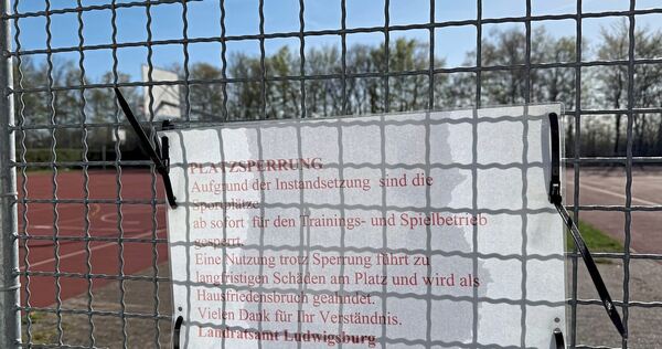 Dieser Hinweis hing auch noch Tage nach dem von der LKZ erfragten Sperrungsende an dem Sportgelände. Dieser Hinweis hing auch noch Tage nach dem von der LKZ erfragten Sperrungsende an dem Sportgelände.