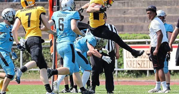 Duell um die Vormacht im Kreis: Bulldogs (gelbe Trikots) gegen Cougars.Foto: Baumann Duell um die Vormacht im Kreis: Bulldogs (gelbe Trikots) gegen Cougars.