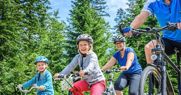 Aktiv Freizeit mit anderen verbringen steht bei den Deutschen hoch im Kurs – in der Theorie. In der Praxis steigt vor allem die Aktiv Freizeit mit anderen verbringen steht bei den Deutschen hoch im Kurs – in der Theorie. In der Praxis steigt vor allem die Zeit mit Smartphone, Tablet und Co.