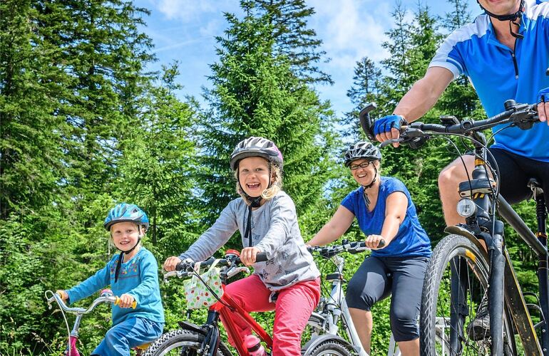 Aktiv Freizeit mit anderen verbringen steht bei den Deutschen hoch im Kurs – in der Theorie. In der Praxis steigt vor allem die Aktiv Freizeit mit anderen verbringen steht bei den Deutschen hoch im Kurs – in der Theorie. In der Praxis steigt vor allem die Zeit mit Smartphone, Tablet und Co.