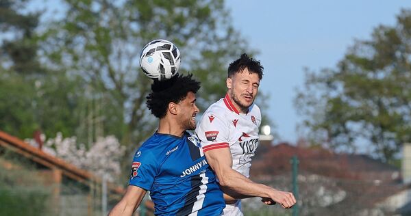 Der Bissinger Kevin Ikpide (links) im Kopfballduell mit Pascal Sohm von Türkspor Neckarsulm. Foto: Baumann Der Bissinger Kevin Ikpide (links) im Kopfballduell mit Pascal Sohm von Türkspor Neckarsulm.