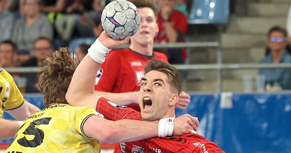 Robuste Krefelder Gangart: Bietigheims Nikola Vlahovic (rechts) wird unsanft gestoppt. Foto: Baumann Robuste Krefelder Gangart: Bietigheims Nikola Vlahovic (rechts) wird unsanft gestoppt.