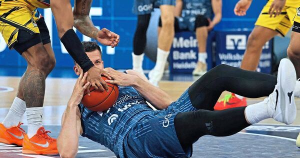 Voller Einsatz: Stef Smith von den MHP-Riesen und Heidelbergs Ex-Nationalspieler Pail Zipser (rechts) kämpfen um den Ball. Voller Einsatz: Stef Smith von den MHP-Riesen und Heidelbergs Ex-Nationalspieler Pail Zipser (rechts) kämpfen um den Ball.