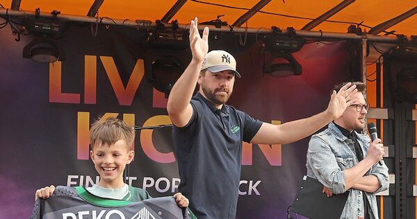 Der Moment kurz vor der Bekanntgabe seiner Vertragsverlängerung: Der US-amerikanische Topscorer Jack Dugan winkt den Fans zu. Fo Der Moment kurz vor der Bekanntgabe seiner Vertragsverlängerung: Der US-amerikanische Topscorer Jack Dugan winkt den Fans zu.