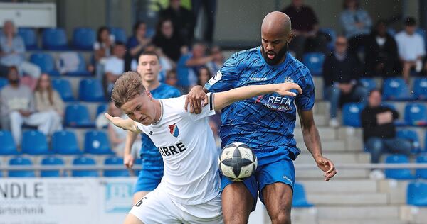 Freibergs früher 1:0-Torschütze Meghon Valpoort (rechts) behauptet den Ball gegen den Steinbacher Lukas Näpflein. Foto:Baumann Freibergs früher 1:0-Torschütze Meghon Valpoort (rechts) behauptet den Ball gegen den Steinbacher Lukas Näpflein.