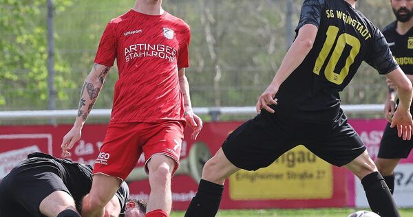 Der Löchgauer Doppeltorschütze Mario Andric (Mitte) tunnelt Weinstadts Oliver Ehni. Foto: Baumann Der Löchgauer Doppeltorschütze Mario Andric (Mitte) tunnelt Weinstadts Oliver Ehni.
