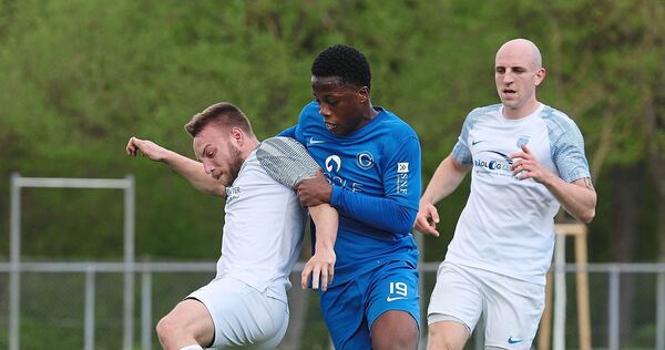 Germania-Spieler Richmond Ansu (Mitte) bedrängt den Aldinger Luca Politze (links). Jan Hegener eilt zum Ort des Geschehens. Foto Germania-Spieler Richmond Ansu (Mitte) bedrängt den Aldinger Luca Politze (links). Jan Hegener eilt zum Ort des Geschehens.