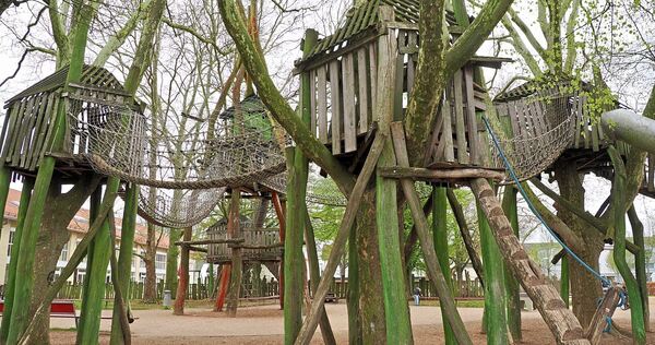 Wer sich traut, auf dem Klettergerüst in Oßweil bis ganz nach oben zu steigen, blickt auf einen Ort voller Abenteuer. Wer sich traut, auf dem Klettergerüst in Oßweil bis ganz nach oben zu steigen, blickt auf einen Ort voller Abenteuer.