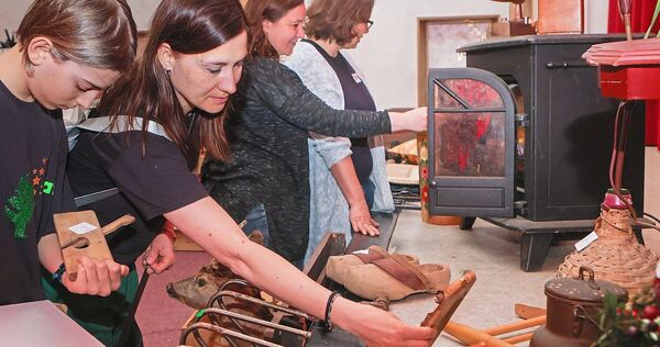 Auf der Suche nach einer Erinnerung oder einem Schnäppchen. Auf der Suche nach einer Erinnerung oder einem Schnäppchen.