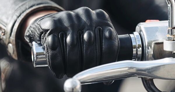 Ein 23-Jähriger rast mit seinem Motorrad der Polizei davon. Ein 23-Jähriger rast mit seinem Motorrad der Polizei davon.