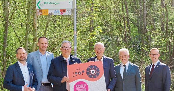 Zwei Kreise, ein Skulpturenradweg-Verbund: Schwieberdingens Bürgermeister Stefan Benker, Hemmingens Rathauschef Thomas Schäfer, Zwei Kreise, ein Skulpturenradweg-Verbund: Schwieberdingens Bürgermeister Stefan Benker, Hemmingens Rathauschef Thomas Schäfer, die Landräte Dietmar Allgaier und Roland Bernhard und die Oberbürgermeister Michael Makurath (Ditzingen) und Tobias Degode
