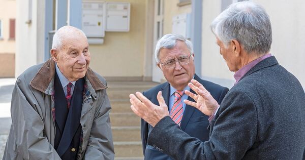 Berthold Graf Schenk von Stauffenberg (links) lässt sich von Stadtführer Ewald Anger über die Geschehnisse in Besigheim berichte Berthold Graf Schenk von Stauffenberg (links) lässt sich von Stadtführer Ewald Anger über die Geschehnisse in Besigheim berichten. Arrangiert hatte den Besuch Wolfgang Steng (Mitte).