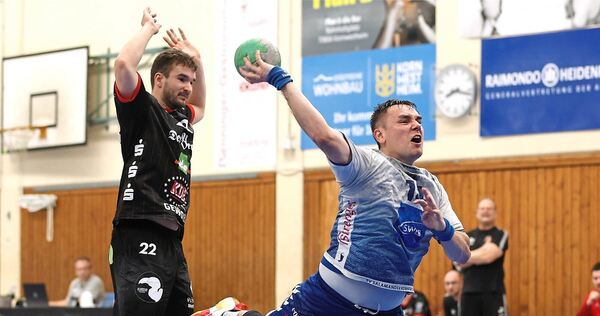 Kornwestheims vierfacher Torschütze Max Keil (rechts) fliegt zum Wurf in den Kreis. Seinem Gegenspieler Steffen Banik vom TV Erl Kornwestheims vierfacher Torschütze Max Keil (rechts) fliegt zum Wurf in den Kreis. Seinem Gegenspieler Steffen Banik vom TV Erlangen-Bruck bleibt nur die Zuschauerrolle.