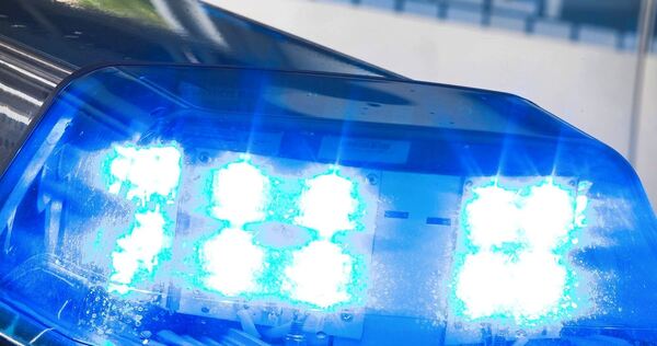 Das Blaulicht eines Polizeifahrzeugs blinkt. Das Blaulicht eines Polizeifahrzeugs blinkt.