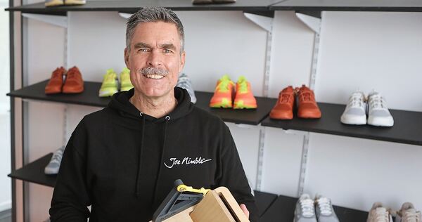 Läuft bei ihm – dank Zehenfreiheit: Füße sollen nach Ansicht von Sebastian Bär wieder so funktionieren, wie sie gedacht sind - d Läuft bei ihm – dank Zehenfreiheit: Füße sollen nach Ansicht von Sebastian Bär wieder so funktionieren, wie sie gedacht sind - durch spezielle Schuhe und Trainingsgeräte.