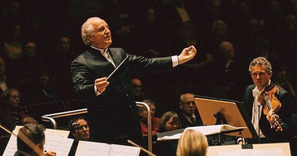 Manfred Honeck dirigiert das Staatsorchester Stuttgart in der Liederhalle – ein Abend zwischen amerikanischer Moderne und europä Manfred Honeck dirigiert das Staatsorchester Stuttgart in der Liederhalle – ein Abend zwischen amerikanischer Moderne und europäischer Sinfonik.