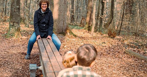 Auf einem Spielplatz im Wald haben Beate Volmari und ihre Enkel Spaß. Foto: Andreas Volmari/P Auf einem Spielplatz im Wald haben Beate Volmari und ihre Enkel Spaß.