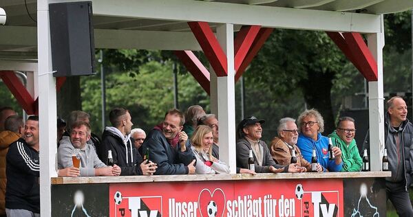 Fußball-Romantik im Amateurfußball: Zuschauer verfolgen ein Spiel des TV Pflugfelden. Fußball-Romantik im Amateurfußball: Zuschauer verfolgen ein Spiel des TV Pflugfelden.
