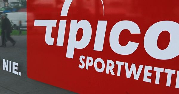 Tipico ist ein Sportwettenanbieter unter vielen. Das Unternehmen wirbt und warb auf verschiedenen Kanälen - etwa mit einem Neuku Tipico ist ein Sportwettenanbieter unter vielen. Das Unternehmen wirbt und warb auf verschiedenen Kanälen - etwa mit einem Neukundenbonus, ohne dabei zu erwähnen, dass der Bonus mehrere Male umgesetzt werden musste. Und das mit Wetten, die eine nicht