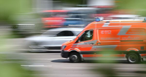 Ein Rettungsdienst hat die 43-Jährige ins Krankenhaus gebracht. Ein Rettungsdienst hat die 43-Jährige ins Krankenhaus gebracht.