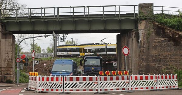 Die Straße unter der Bahnlinie ist mindestens neun Wochen lang gesperrt. Die Straße unter der Bahnlinie ist mindestens neun Wochen lang gesperrt.