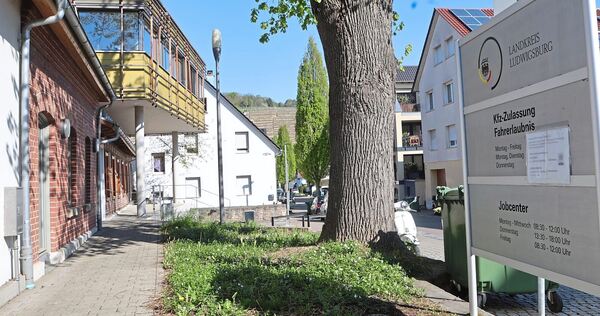 Die Zulassungsstelle in Besigheim ist nur mit vorher vereinbartem Termin betretbar. Die Zulassungsstelle in Besigheim ist nur mit vorher vereinbartem Termin betretbar.