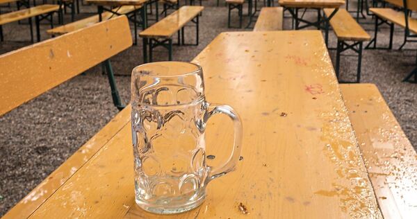 Die Party ist vorbei: Der Kreis und seine Städte und Gemeinden haben massive Finanzprobleme und kürzen Leistungen. Das ist gefäh Die Party ist vorbei: Der Kreis und seine Städte und Gemeinden haben massive Finanzprobleme und kürzen Leistungen. Das ist gefährlich für die Demokratie.