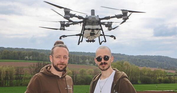 André Geckeler (links) verkauft von Gündelbach aus Drohnen für spezielle Einsatzbereiche in Landwirtschaft, Weinbau und Forst. R André Geckeler (links) verkauft von Gündelbach aus Drohnen für spezielle Einsatzbereiche in Landwirtschaft, Weinbau und Forst. Rechts: Mitarbeiter Dominic Galander.