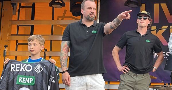 Das Trikot des kanadischen Steelers-Stürmers Brett Kemp (rechts) bringt bei der Versteigerung 750 Euro. Hallensprecher Michael „ Das Trikot des kanadischen Steelers-Stürmers Brett Kemp (rechts) bringt bei der Versteigerung 750 Euro. Hallensprecher Michael „Fury“ Gärtner betätigt sich als Auktionator.