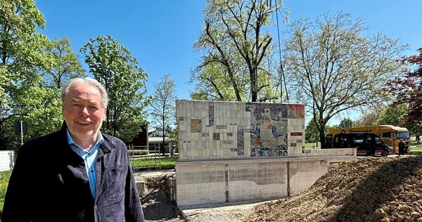 Erleichterung nach geglücktem Experiment: Adolf Katz wollte Fred Stelzigs Kunstwerk vor dem Entsorger bewahren. Mit Erfolg. Erleichterung nach geglücktem Experiment: Adolf Katz wollte Fred Stelzigs Kunstwerk vor dem Entsorger bewahren. Mit Erfolg.