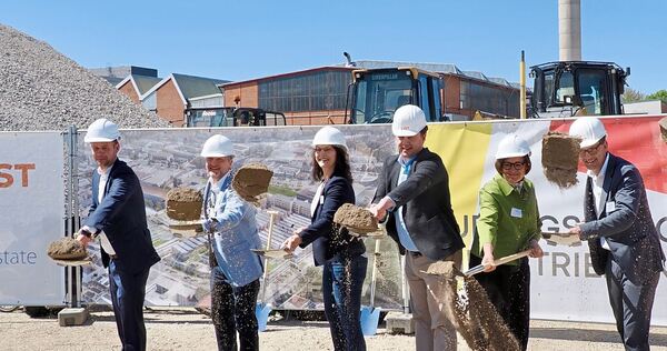 Spatenstich unter strahlend blauem Himmel - und vor einem Schornstein, der bald nicht mehr da sein wird. An den Spaten: (von lin Spatenstich unter strahlend blauem Himmel - und vor einem Schornstein, der bald nicht mehr da sein wird. An den Spaten: (von links) Projektleiter Till Meister, Inbright-Geschäftsführer Johannes Nöldeke, Bürgermeisterin Andrea Schwarz, Oberbürgermeist